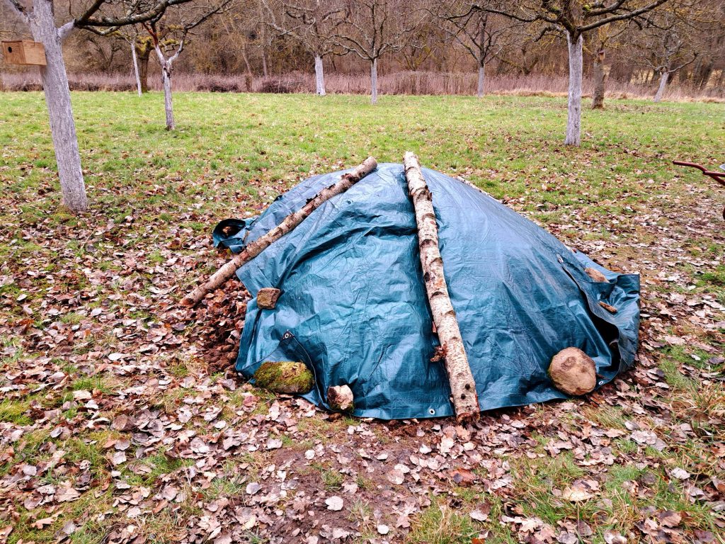 Pferdemist wartet auf seine Verarbeitung